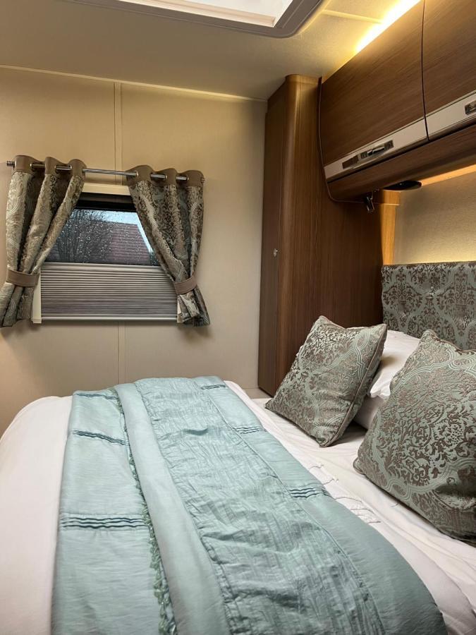 Self Contained Holiday Home Caravan Corsham Bagian luar foto